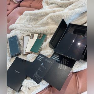 Galaxy Z fold 2 mystic black 256mb with 3 brand new cases (white, green, green)